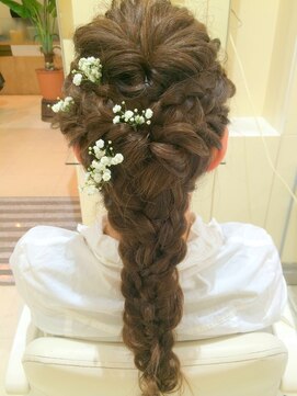 ボブインターナショナル(bob international) ロングの編み込みダウンスタイル