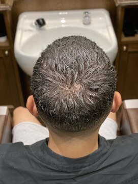 ヒロギンザバーバーショップ 丸の内店(HIRO GINZA BARBER SHOP) フェードカット×シルバーカラー【東京/バーバー/ハイトーン】