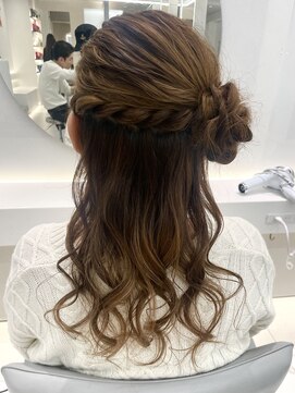 アールプラスヘアサロン(ar+ hair salon) 【新宿駅/新宿三丁目/ヘアアレンジ/ハーフアップお団子】