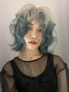 イェッカ パビル(YECCA pabil) ブロンドとペールブルーのルーツカラー（ブリーチ２回～）