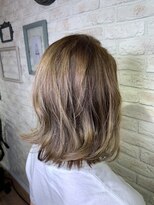 アフィナー(Afinar)&nbsp;ワンメイクアッシュカラー/鎖骨ミディアム/ゴールドベージュ