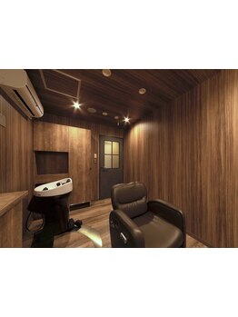落ち着きのあるプライベート空間での施術、どうぞ安心して髪をおまかせくださいませ。