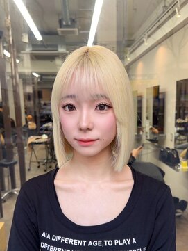 エミーバイモアムー(Emmie byMoremuu) 【めい】ブロンド/ハイブリーチ