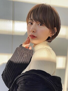 アイドットプラス 表参道(i.+omotesando) グレージュカラー斜めバング丸みショート