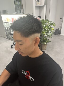 ナンバー 竪町(number+) 30代40代メンズ刈り上げフェードスタイルかき上げ短髪ワイルド