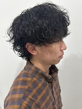 ヒュイル バイ ニアウ(Hwyl by Niau) メンズマッシュウルフパーマ波巻パーマスパイラルパーマツーブロ