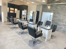 ユニ(Uni.)の雰囲気(自然光が入る解放的な空間でリラックス【髪質改善】【縮毛】)