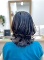 シルビジュー(Cills Bijou)&nbsp;肩上長さのくびれミディアムレイヤー☆艶感あるプラチナグレー