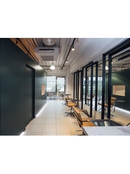 心地よいリラックス空間で、髪のお悩みを解決し理想のスタイルへ。絶景を眺めながら至福のひとときを。