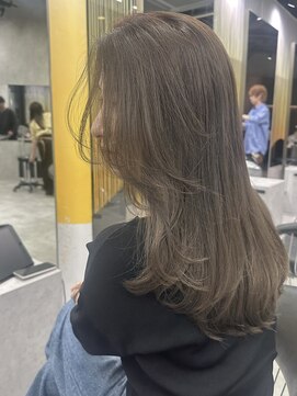 シティ(CITY) 大人レイヤーカット×ツヤ髪グレージュ【CHICA】