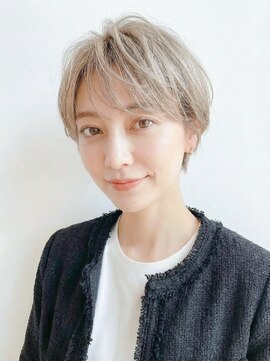 シオミエイチタルミ(shiomi H TARUMI) 上品かつ軽やかな印象をつくる大人のピクシーカット