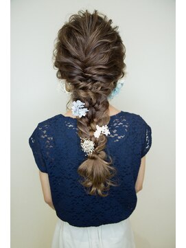 クラウン ヘアー(CLOWN hair) フィッシュボーン編みおろしスタイル