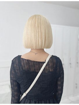 ネフ(NeF) 抜きっぱなしブロンド、切りっぱなし内巻きボブ