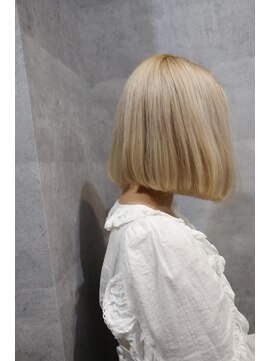 アンダーバーホワイト 高槻店(_WHITE) ブロンドボブ