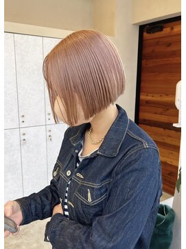 アム(am) グレージュ切りっぱなしボブ前髪ありミニボブミルクティベージュ