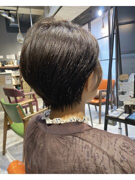 インス(ensue) 京都 イヤリングカラー オリーブグレージュ 耳かけショート 中島