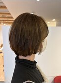 ショートボブ,明るい白髪染め,ベージュカラー,レイヤーボブ/草加