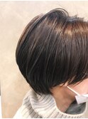 モノトーングレージュ　ショートボブ