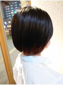 赤インナーカラー　暗髪ボブ　耳かけ