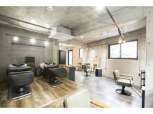 アフィックス ヘア 小岩駅前店(affix hair)の雰囲気（店内はコンクリートとGreenでおしゃれな大人のアトリエ風サロン）