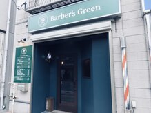 バーバーズ グリーン 川口(Barber's Green)の雰囲気(緑の看板が目印です。)