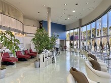 フィール 磐田 本店(feel)の雰囲気(広々とした店内。2階はまつげエクステ&パーマできます)