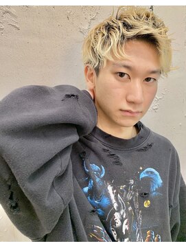 ロミーオム 本厚木(ROMMY. Homme) 刈り上げツーブロックアップバングショートハイトーンメンズヘア
