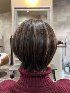 極細ハイライトで派手すぎない大人ハイライトです。