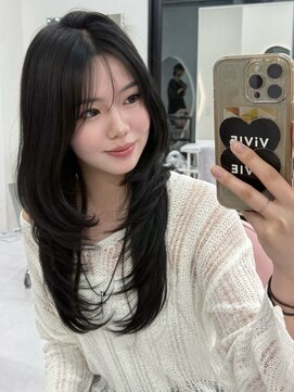 ヴィヴィー 青山表参道店(ViVIE) ブルーブラックで艶感のあるレイヤーカット