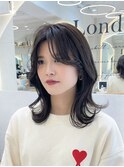 外ハネくびれミディアムヘアアッシュブラウンで透明感カラー