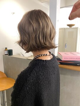 トナリ(tonari) ボブ×ミルクティーグレージュ