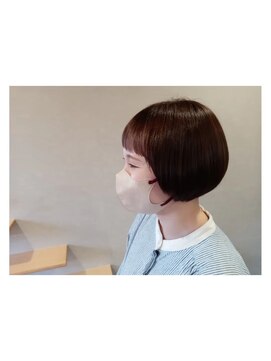 手と髪 ミニボブ