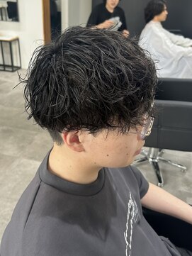 ヒュイル バイ ニアウ(Hwyl by Niau) シャドウパーマメンズカットパーママッシュスタイル刈り上げ