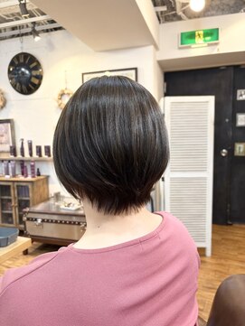 ワン エイティー ディグリース 恵比寿(180°One Eighty Degrees.) 弱酸性ストレートで柔らかい質感の前下がりショートボブ