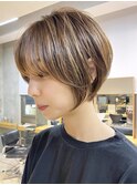 ショートカットくびれショート前下がりボブベージュカラー40代