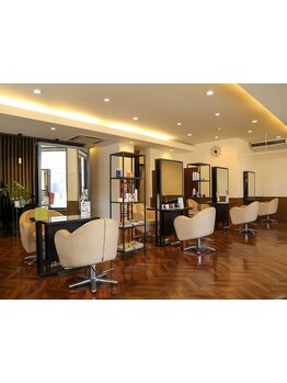 落ち着いた雰囲気の隣が気にならない広々とした空間で、ゆったりとしたサロン時間を過ごしませんか？