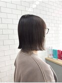 透明感のある暗髪とパツッとボブ