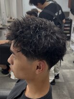 エラ(ELLA)&nbsp;スパイキーピンパーマ×テーパーフェード