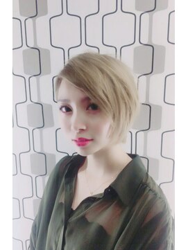 ヘアーズ ベリー 塚口店(hairs BERRY) ハイトーンカラーを活かすクール系ショートスタイル