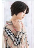 センターパートダークアッシュ抜け感マッシュショートb