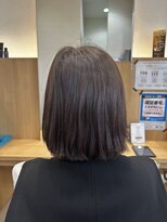 ウイバイファースト(u'i by first)&nbsp;首のラインで切りそろえられた、きれいなボブスタイル