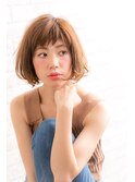 メルトカラーのベージュカラーで厚めバングの似合わせカットボブ
