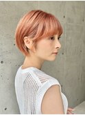 耳掛けショートボブ × ピンクベージュ × ワイドバング