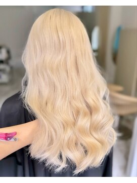 ナナ(NANA) ブロンド・ミルクティーベージュ・ダブルカラー・ケアブリーチ