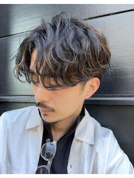 大人の波巻きスパイラルパーマミディアムロングメンズカットヘア