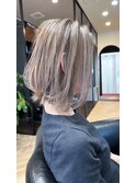 白髪ぼかしハイライト×切りっぱなしボブ