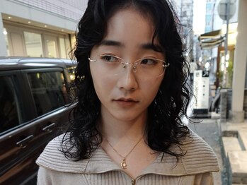 エヴリンアンドペイジ(Evelyn&paige)の写真/個性的すぎない抜け感パーマで一段垢抜けたスタイルに【ニュアンスパーマ/くるくるパーマ/くせ毛風パーマ】