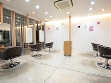 ヘア ルフ(Hair ru fu)の雰囲気（白基調の広々とした店内。スタッフと過ごす楽しいひととき◎）