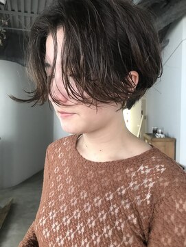 ナヌーク シブヤ(nanuk shibuya) ニュアンスが大切。頭の形をキレイにみせる前下がりショート。