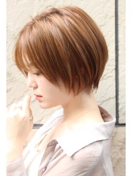 レウナ 外苑前(Reuna) 前髪あり　大人可愛いショートスタイル　ミニショート